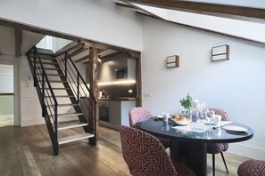 Dúplex Deluxe, 2 habitaciones | Comedor