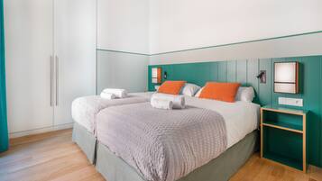 Apartamento superior, 2 habitaciones | Ropa de cama de alta calidad, caja fuerte, escritorio