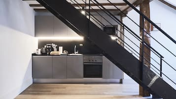 Deluxe maisonnette, 2 slaapkamers | Privékitchenette | Een koelkast met diepvriezer, een microgolfoven, een oven