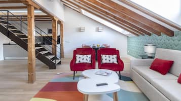 Dúplex Deluxe, 2 habitaciones | Zona de estar | Una televisión de pantalla plana, películas de pago