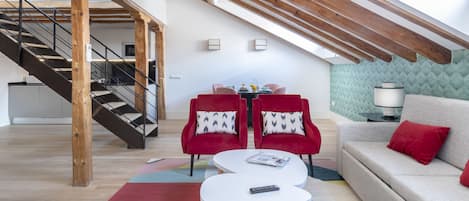 Dúplex Deluxe, 2 habitaciones | Zona de estar | Una televisión de pantalla plana, películas de pago