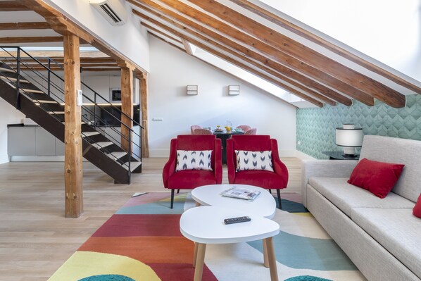 Dúplex Deluxe, 2 habitaciones | Área de sala de estar | Televisión de pantalla plana y películas con cargo 