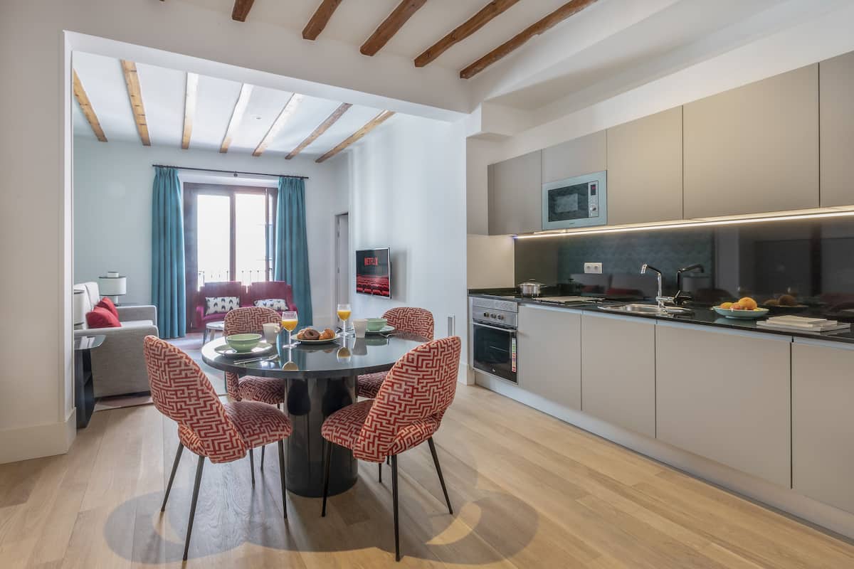 Superior appartement, 2 slaapkamers | Woonruimte | Een flatscreentelevisie en betaalfilms