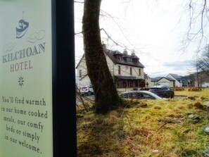 A sign for Kilchoan Hotel advertising home-cooked meals, comfy beds, and a welcoming atmosphere. - Kilchoan House Hotel (Acharacle)