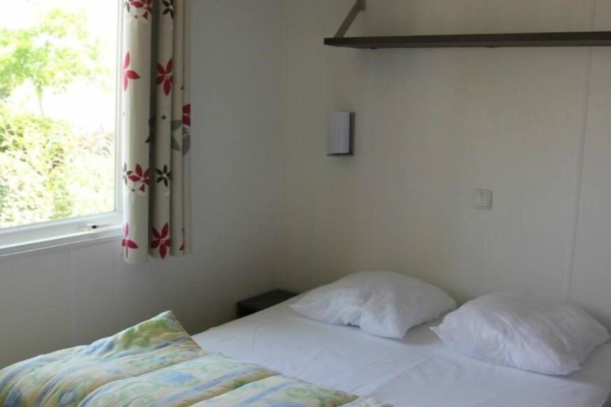 Mobile Home, 2 Bedrooms | Seterika/papan seterika, katil bayi/kot (surcaj) 
