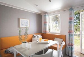 Mobile Unterkunft (2-4 persons) | Wohnbereich | Flachbildfernseher