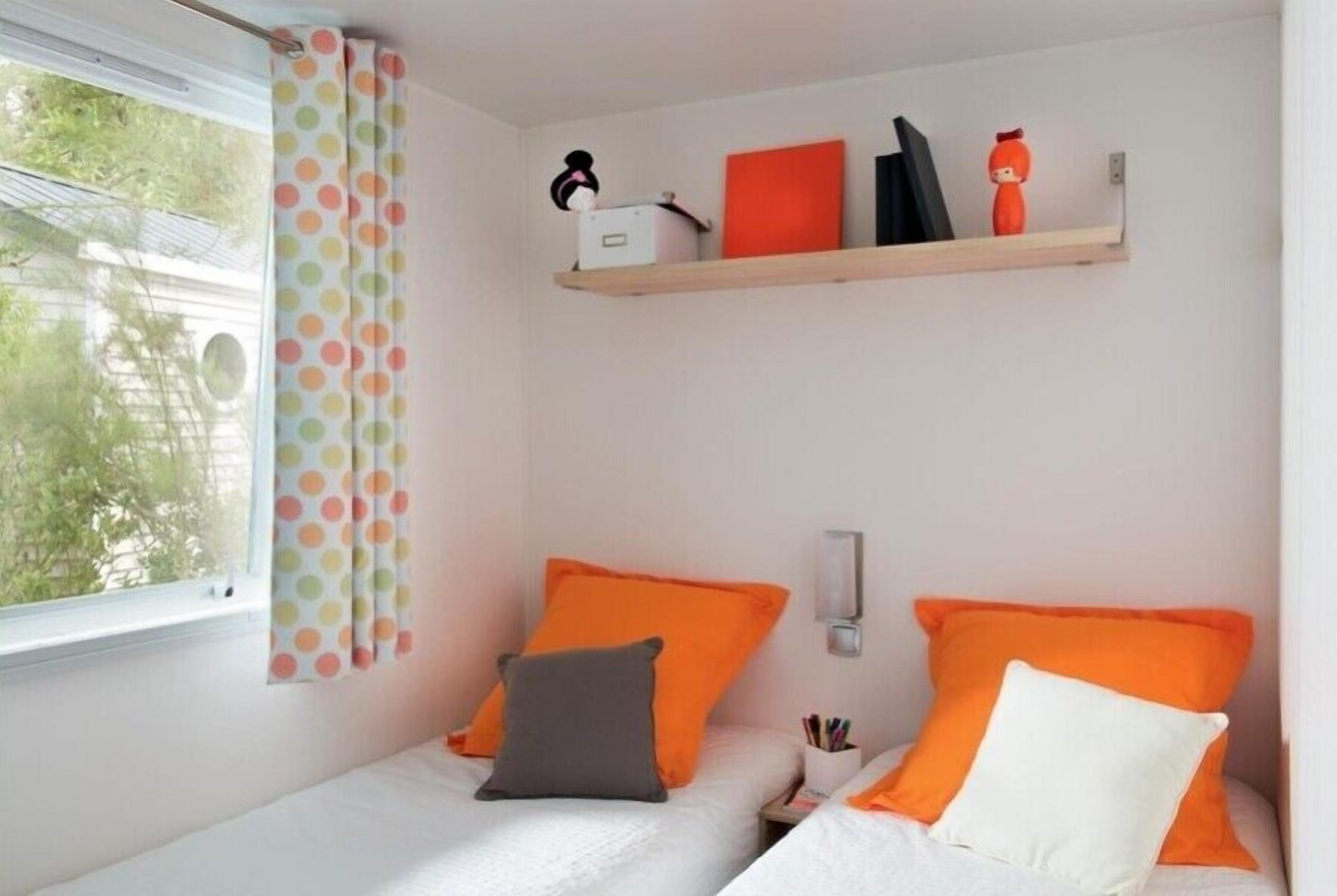 Mobil Karavan (2-4 persons) | Setrika/meja setrika dan tempat tidur bayi (biaya tambahan)