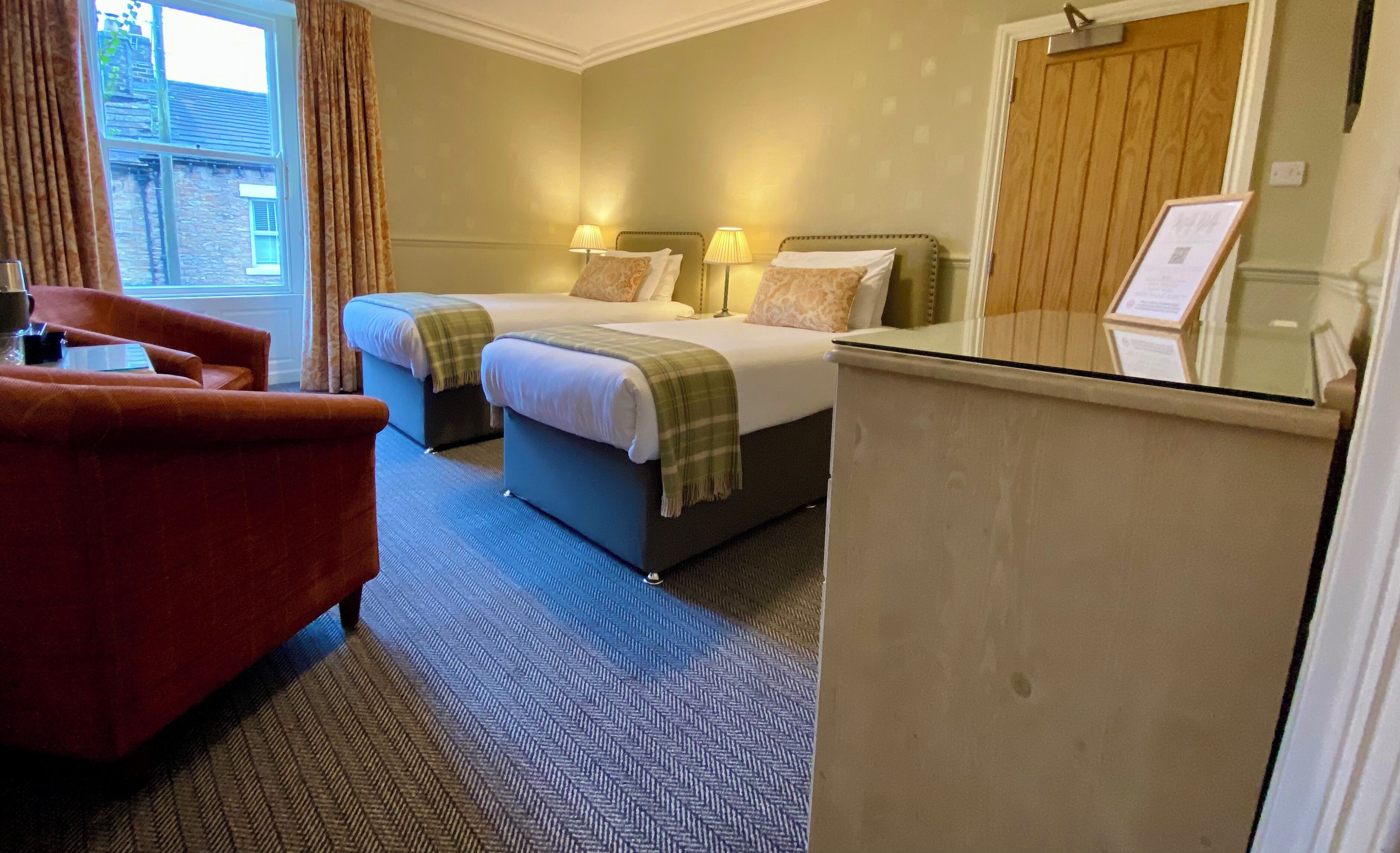 Habitación superior con 2 camas individuales | Tabla de planchar con plancha, wifi gratis, ropa de cama