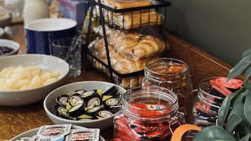 Free daily English breakfast