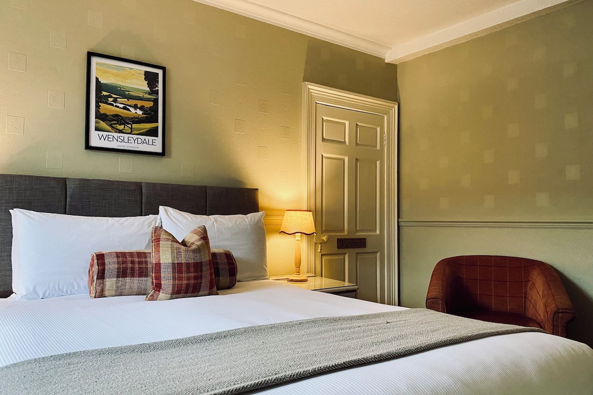 Iron/ironing board, free WiFi, bed sheets