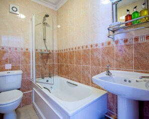 Combined shower/tub, free toiletries, hair dryer, towels