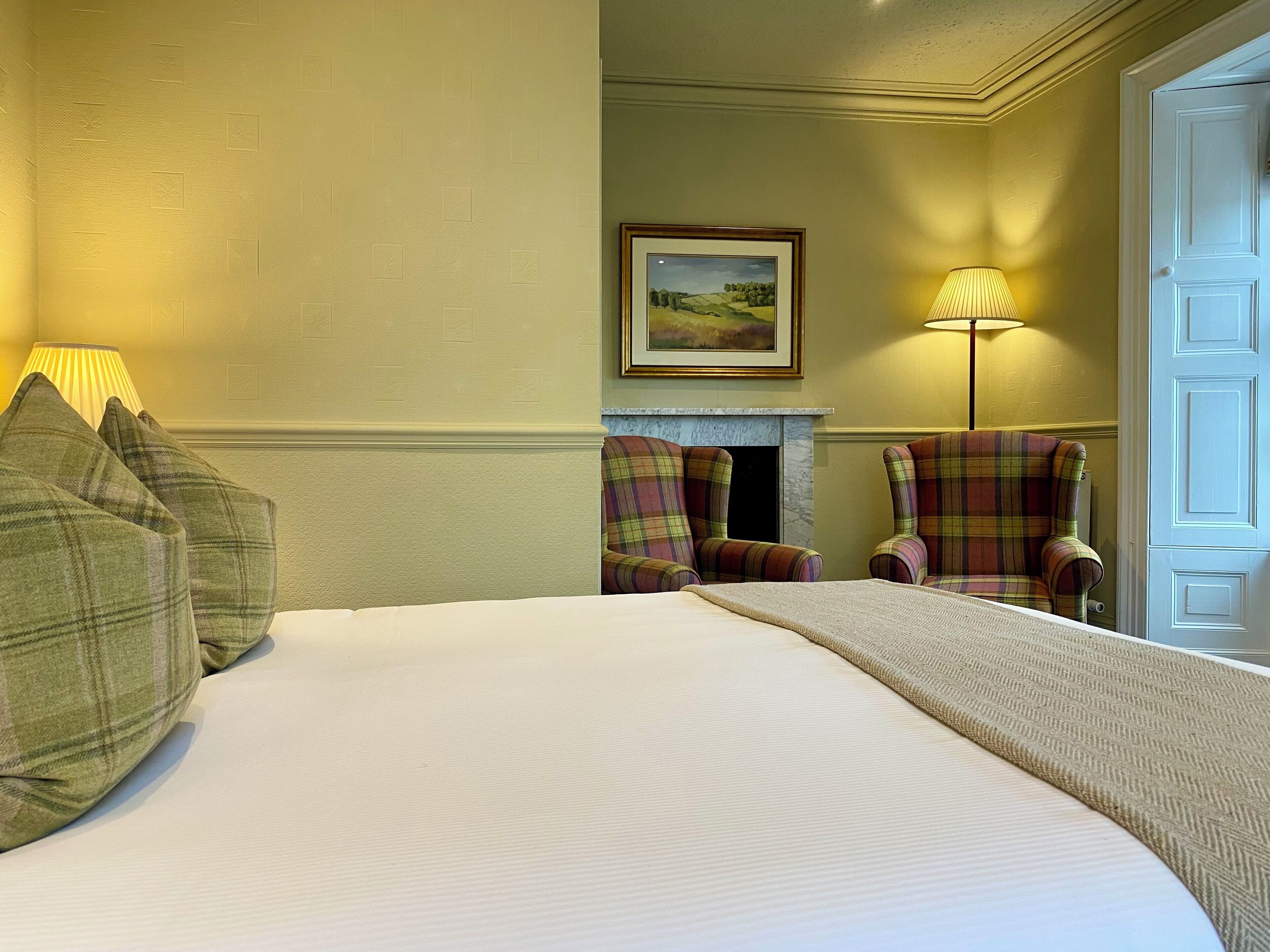 Habitación superior, 1 cama de matrimonio grande | Tabla de planchar con plancha, wifi gratis, ropa de cama