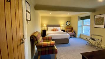 Quarto standard, 1 cama King | Ferros/tábuas de passar roupa, Wi-Fi de cortesia, roupa de cama