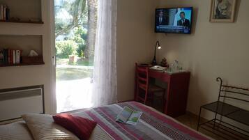 Kahden hengen huone | Ylelliset vuodevaatteet, minibaari, äänieristys, silitysrauta/-lauta