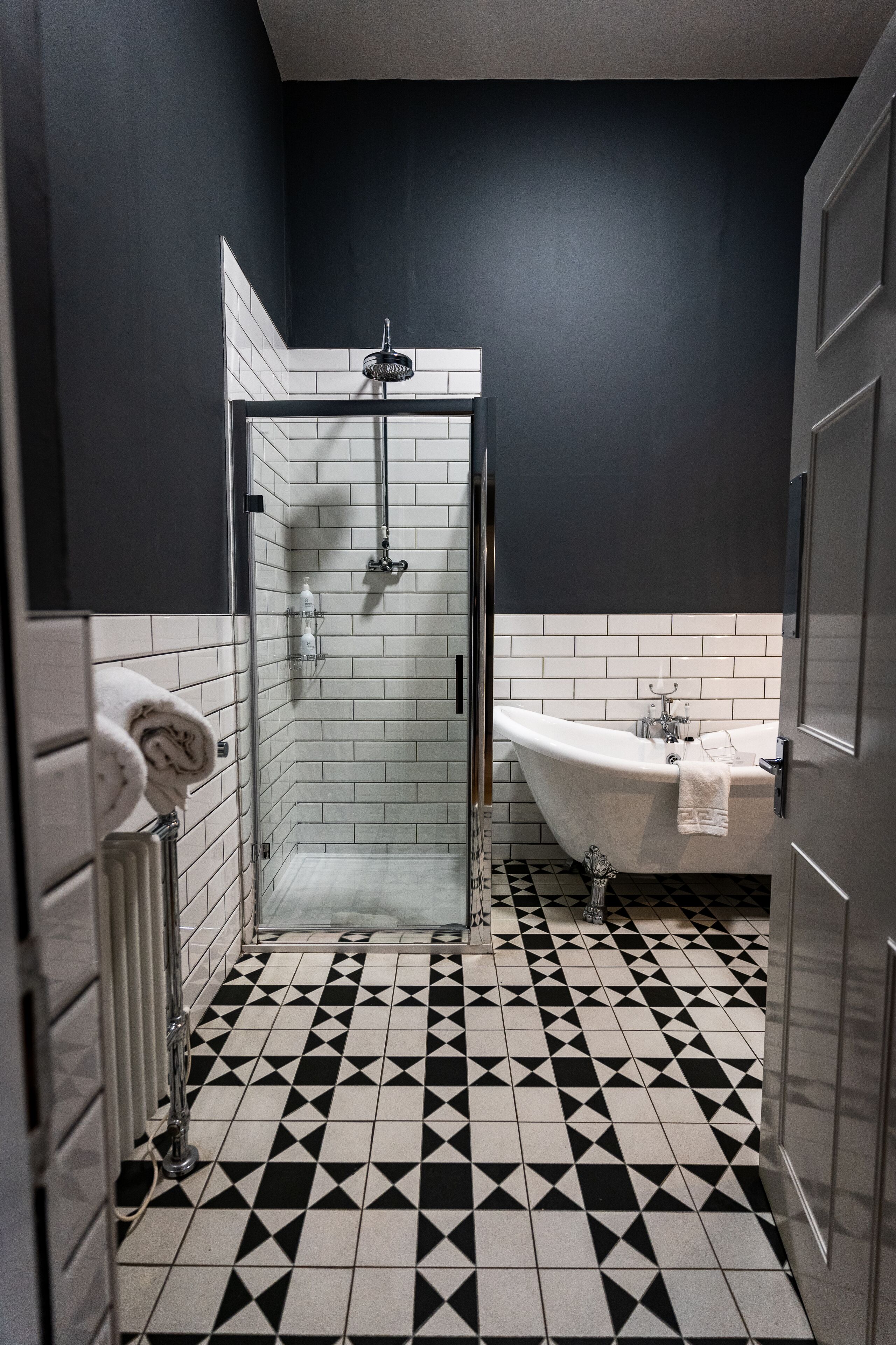 Habitación ejecutiva con 2 camas individuales, varias camas | Baño | Secadora de cabello, toallas, jabón, shampoo 