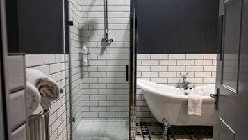 Habitación ejecutiva con 2 camas individuales, varias camas | Baño | Secadora de cabello, toallas, jabón, shampoo