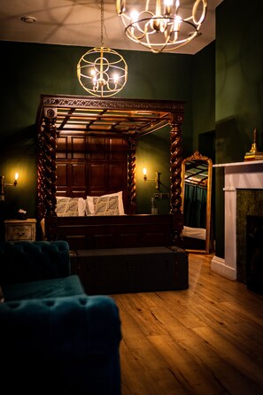 Habitación doble superior, 1 cama de matrimonio grande (Superior Bridal, four-poster bed) | Ropa de cama de alta calidad, escritorio, sistema de insonorización