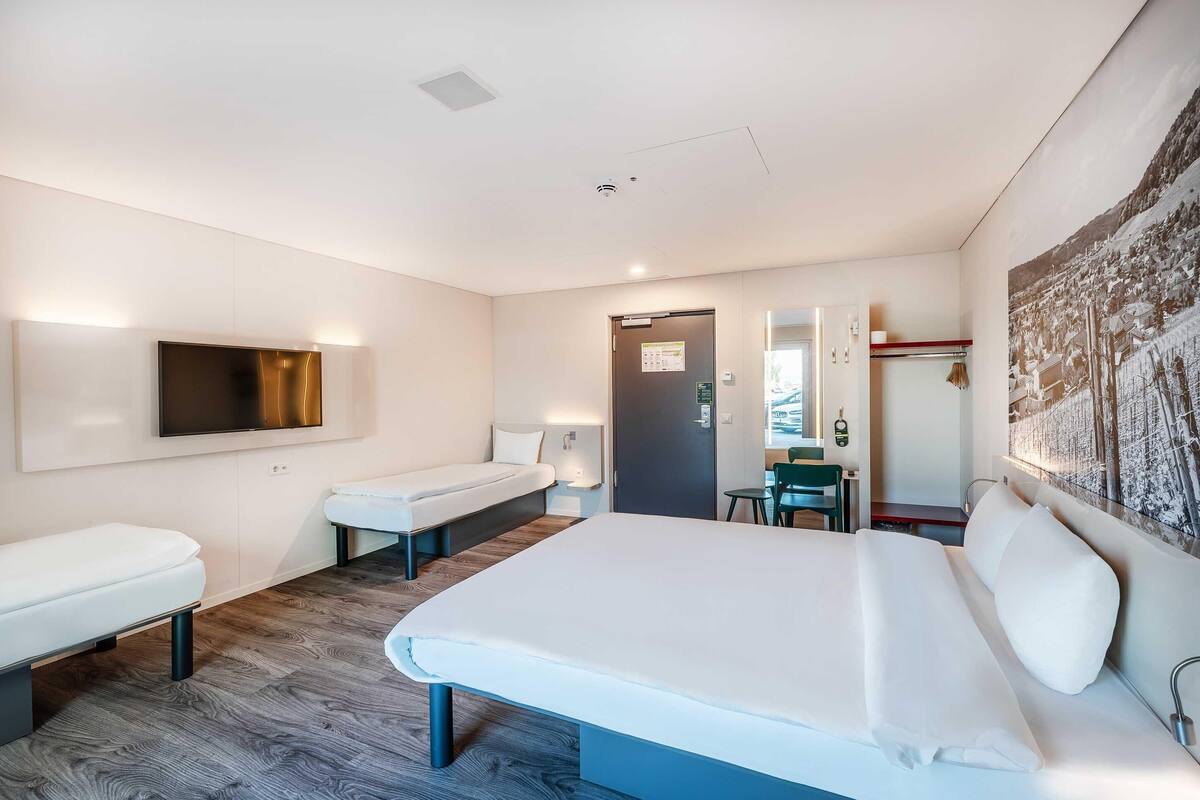 Family Room, Accessible | Premium bedding, desk, soundproofing, iron/ironing board