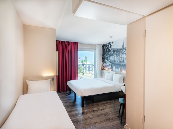 Triple Room | Peralatan tempat tidur premium, meja, kalis bunyi 
