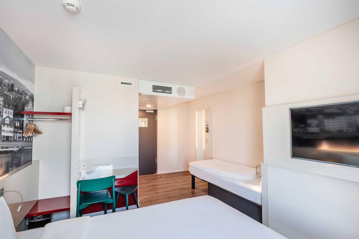 Triple Room | Premium bedding, desk, soundproofing, iron/ironing board
