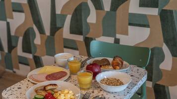 Tägliches Frühstücksbuffet (18 CHF pro Person)
