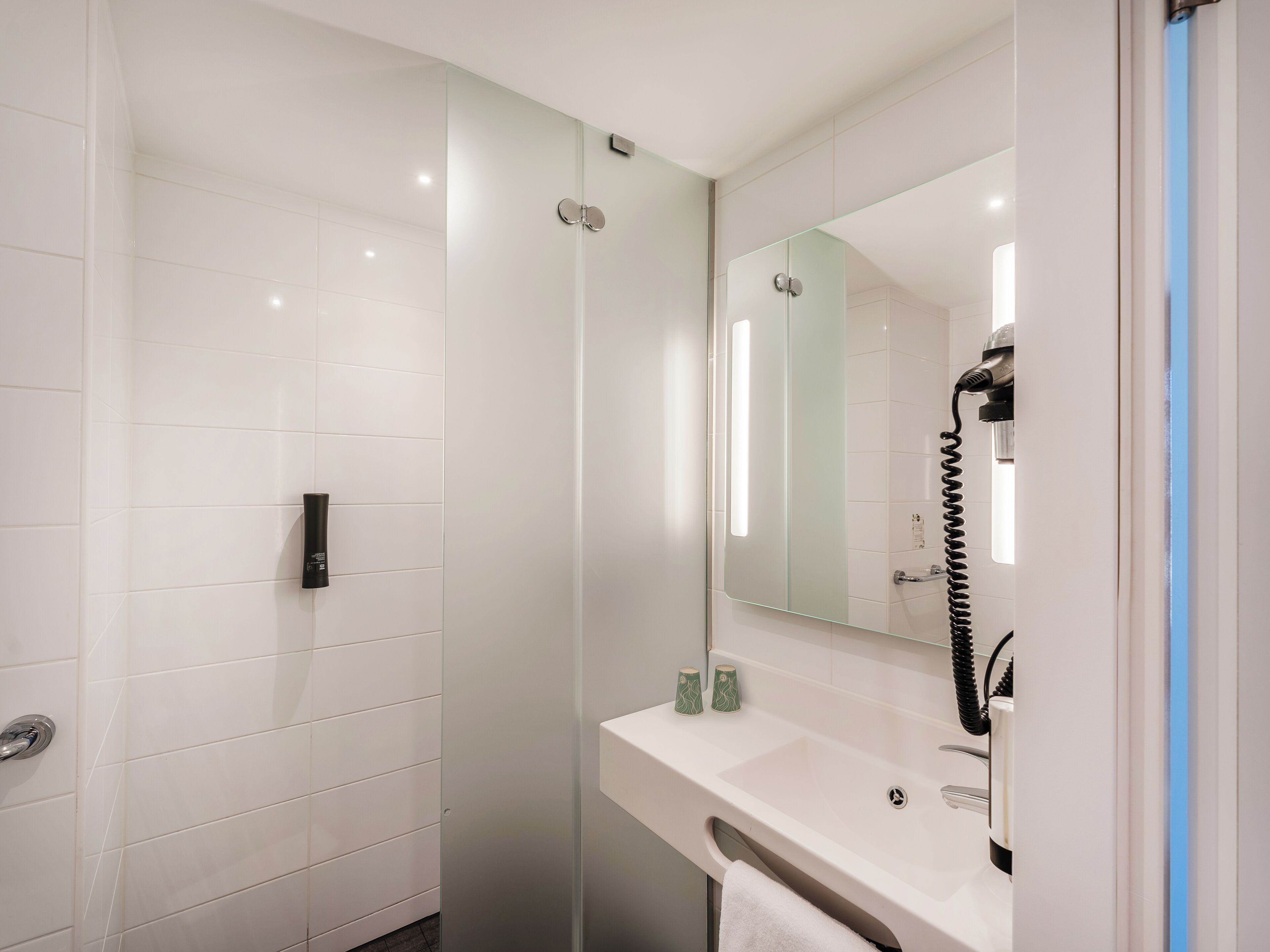 1 bedroom, premium bedding, desk, soundproofing