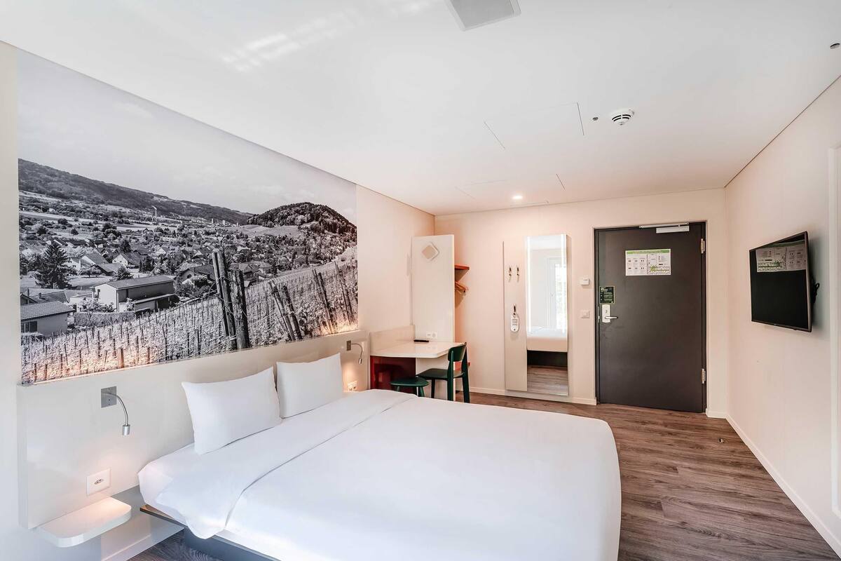 Double Room, Accessible | Premium bedding, desk, soundproofing, iron/ironing board