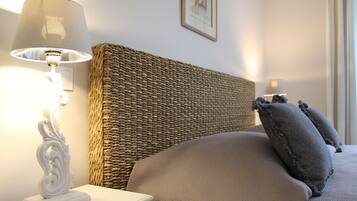 Comfort tweepersoonskamer | Een bureau, gratis babybedden, gratis wifi, beddengoed