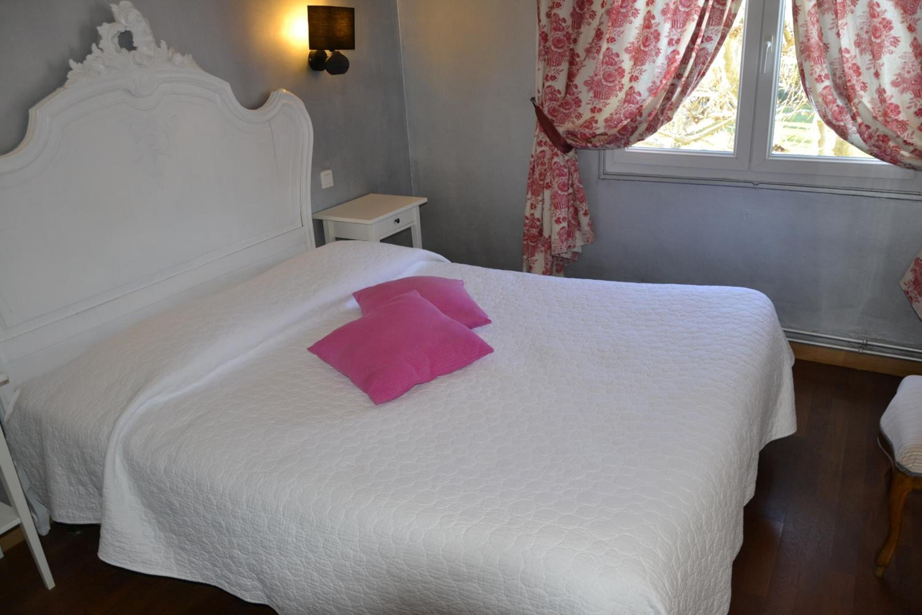 desk, free cots/infant beds, free wifi, bed sheets