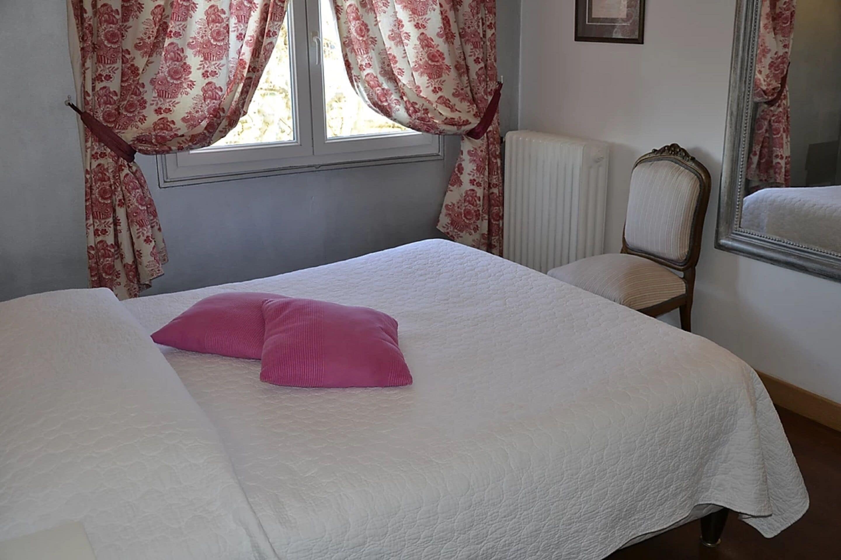 comfort double room | desk, free cots/infant beds, free wifi, bed sheets