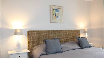 Chambre Double Confort | Bureau, lits bébé (gratuits), Wi-Fi gratuit, draps fournis