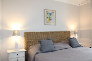 Comfort Double Room | Desk, free cots/infant beds, free WiFi, bed sheets - Hotellerie de l'Esplanade (Rians)