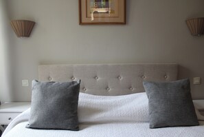 Comfort Twin Room | Desk, free cribs/infant beds, free WiFi, bed sheets - Hotellerie de l'Esplanade (Rians)