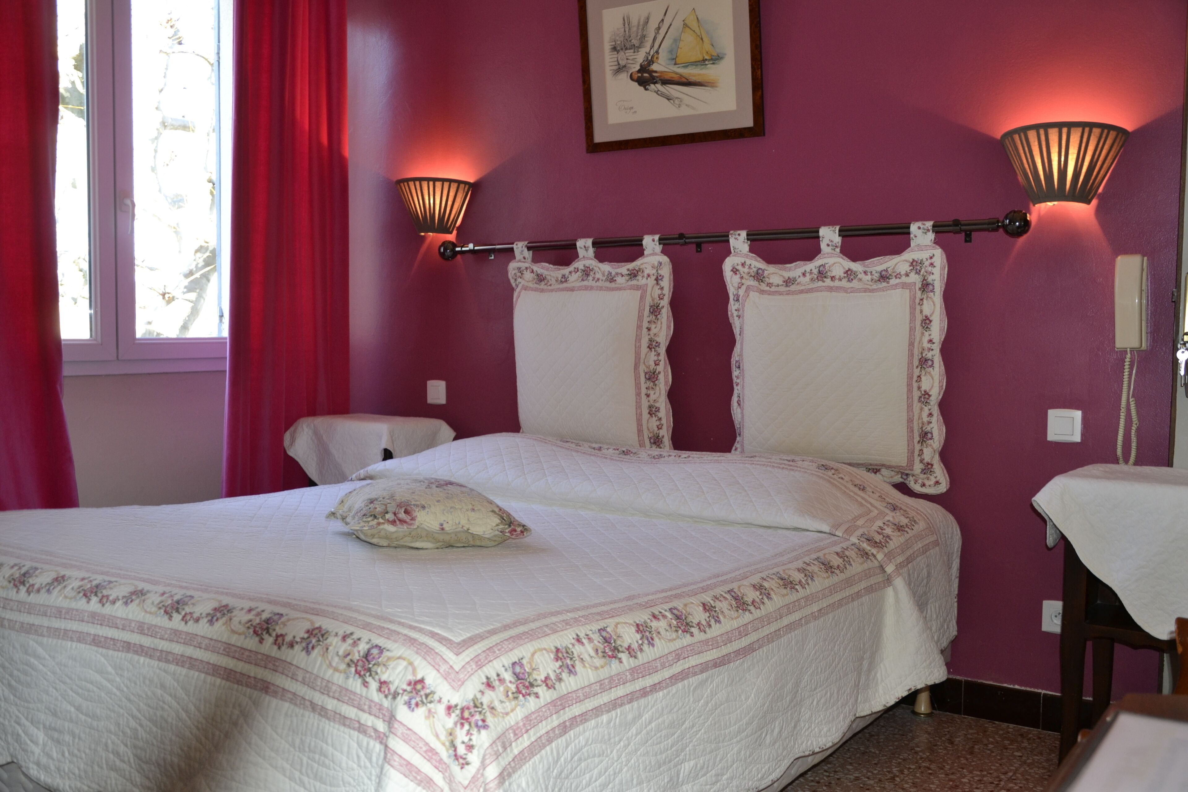 family room | desk, free cots/infant beds, free wifi, bed sheets