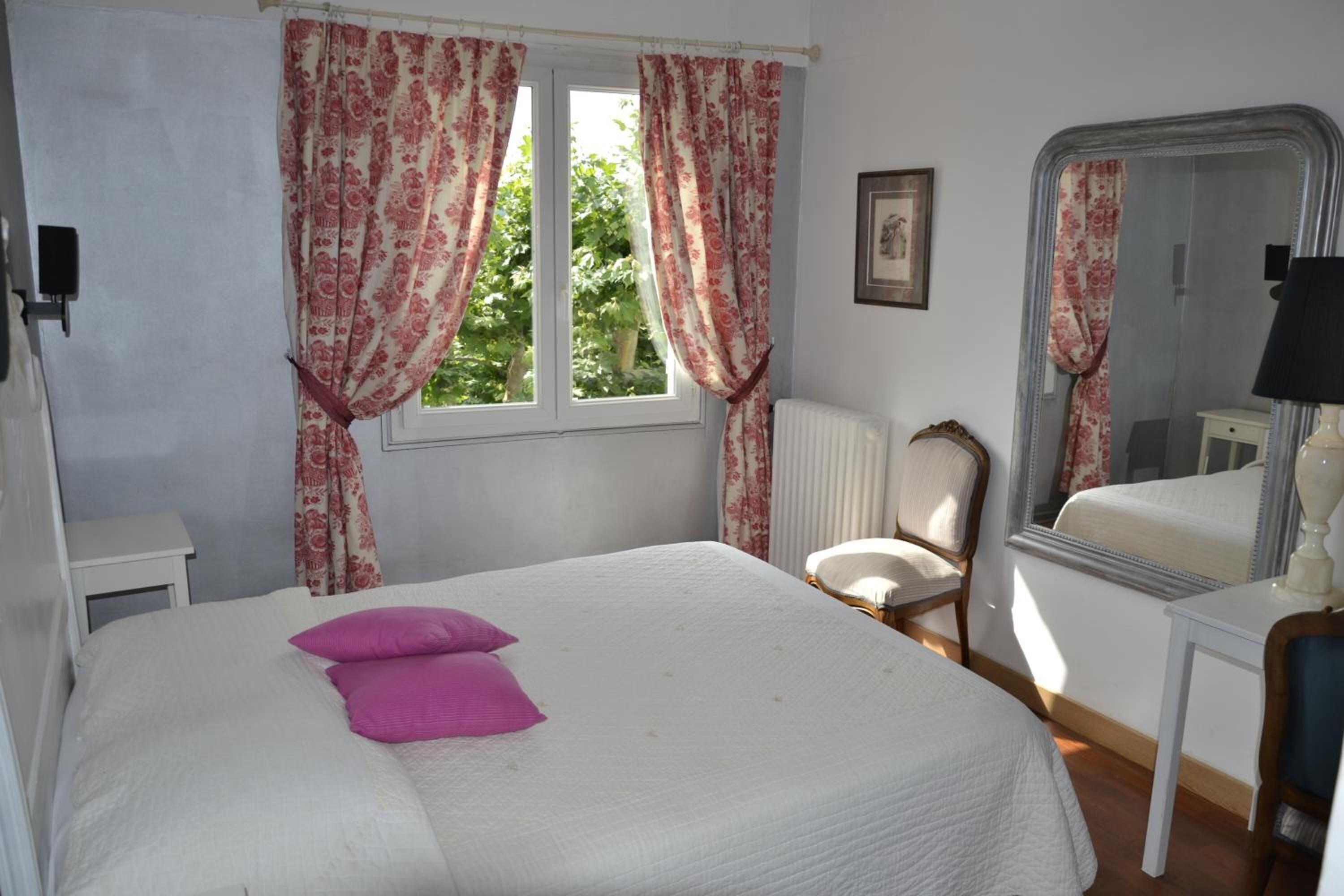 desk, free cots/infant beds, free wifi, bed sheets