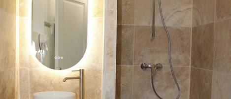 Family Room | Bathroom | Hair dryer, towels, soap, shampoo