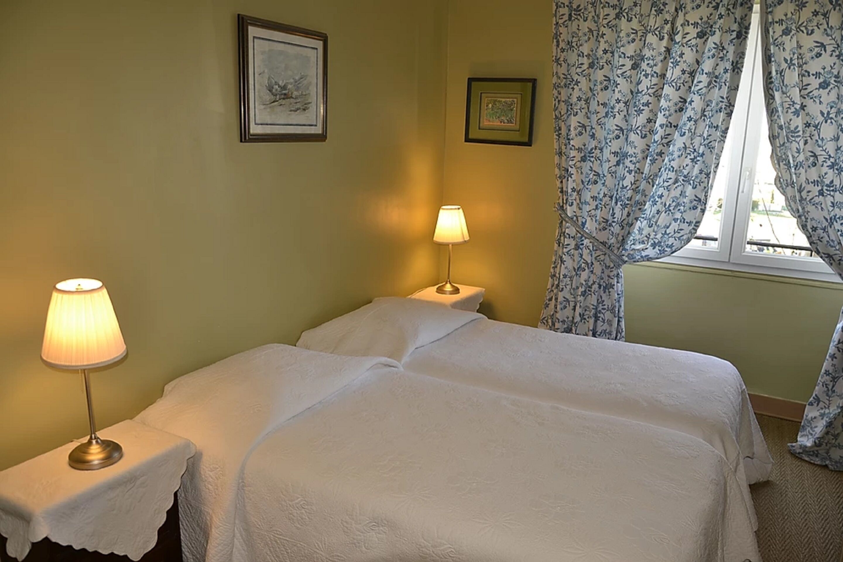 comfort twin room | desk, free cots/infant beds, free wifi, bed sheets