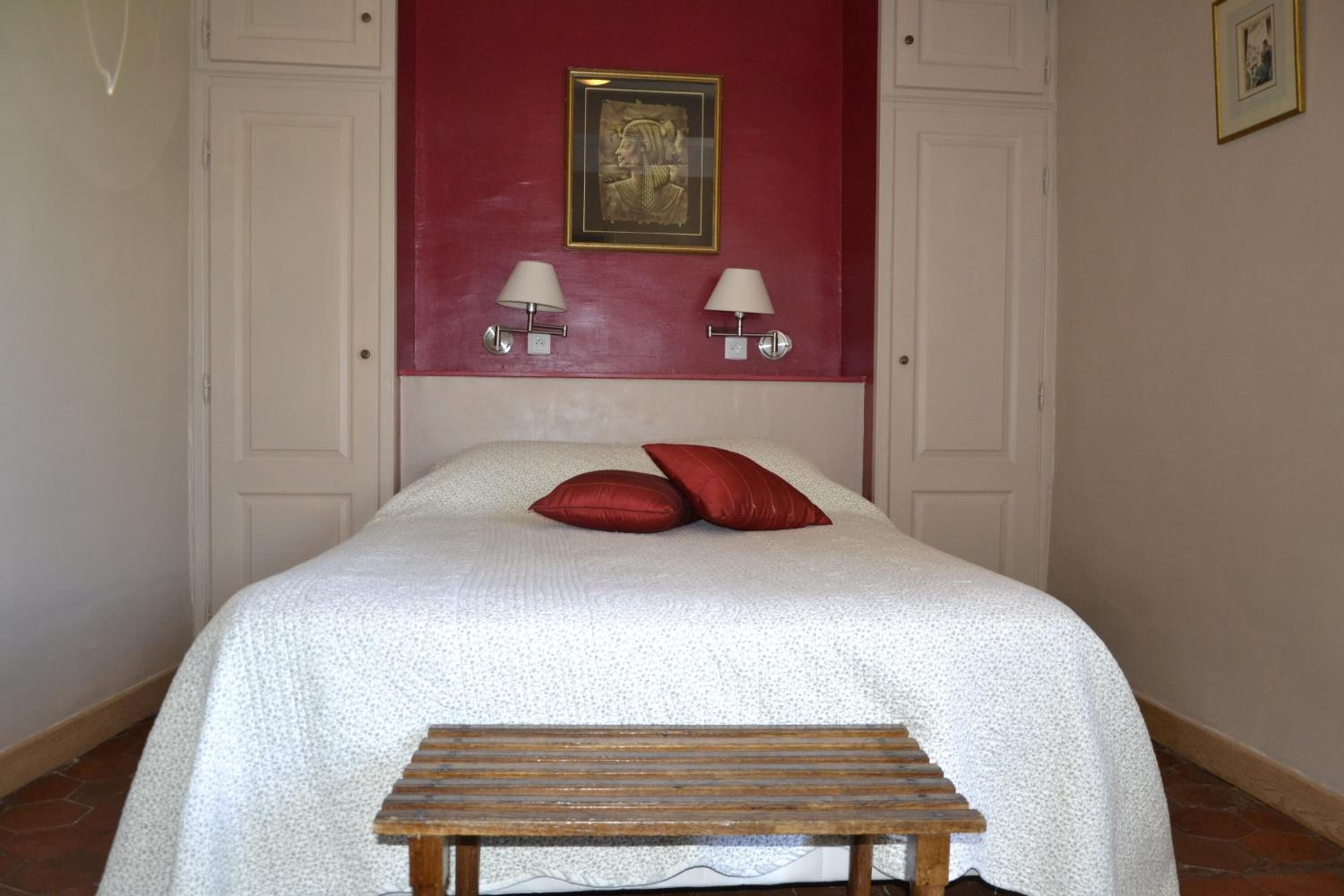 desk, free cots/infant beds, free wifi, bed sheets