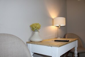 Desk, free cots/infant beds, free WiFi, bed sheets - Hotellerie de l'Esplanade (Rians)