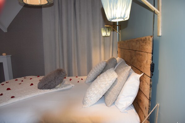A neatly made bed with white linens and several pillows, a wooden headboard, and a bedside lamp. - BAIE EN BULLES - Les Portes du Hable (Cayeux-sur-Mer)