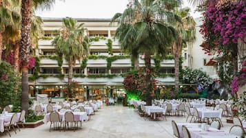 Petit déjeuner, déjeuner et dßner servis sur place
