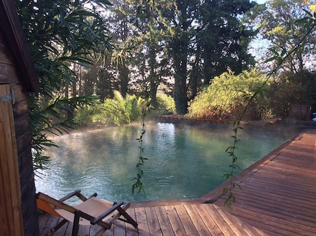 Una piscina techada, una piscina al aire libre de temporada, sombrillas. La Grande Lauzade