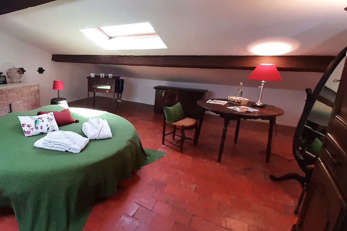 Double Room (Rond'O) | Individually decorated, individually furnished, blackout drapes