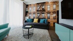Ein modernes Wohnzimmer mit einer Couch, einem Couchtisch und einer TV-Wand.