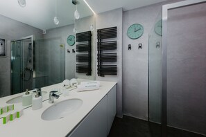Exclusief appartement, 2 slaapkamers, terras, uitzicht op stad | Badkamer | Een douche, gratis toiletartikelen, een haardroger, handdoeken