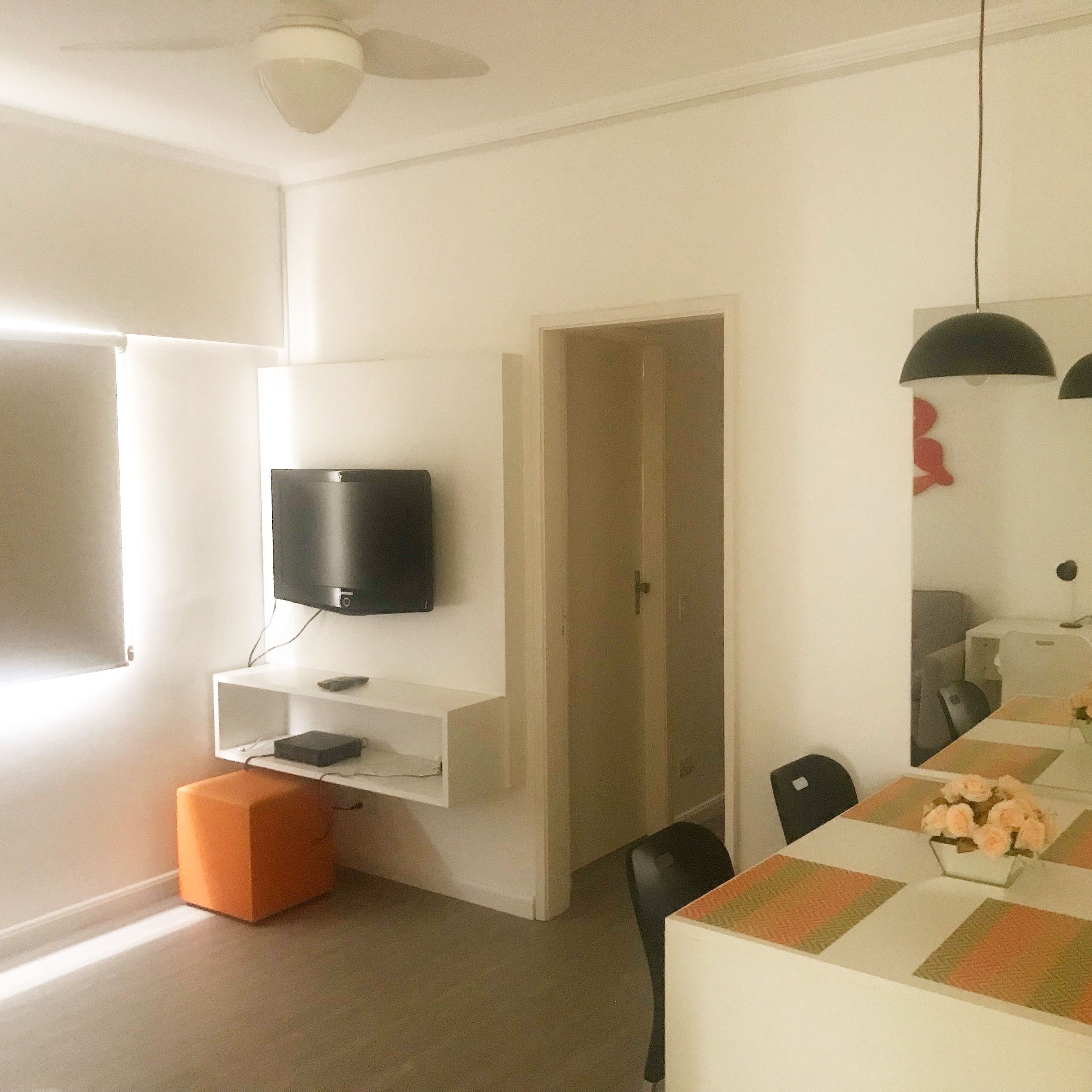 Apartamento, vista para a cidade | Sala de estar | TV de tela plana