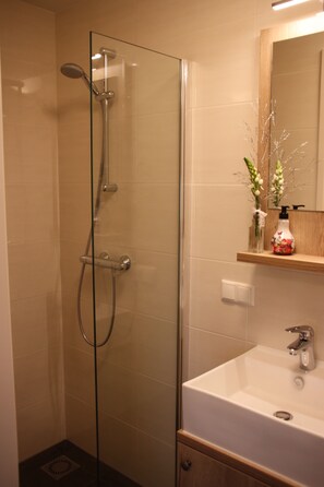 Double Room, 2 Single Beds (Tussen de Bluumkes) | Pancuran Bilik Mandi