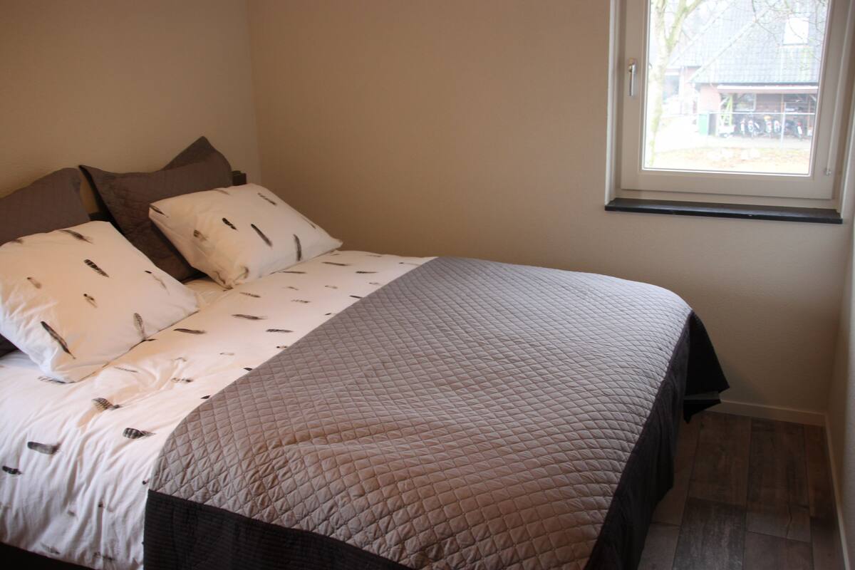 Deluxe Double Room, Shower (Op Stok) | WiFi (free), bed sheets