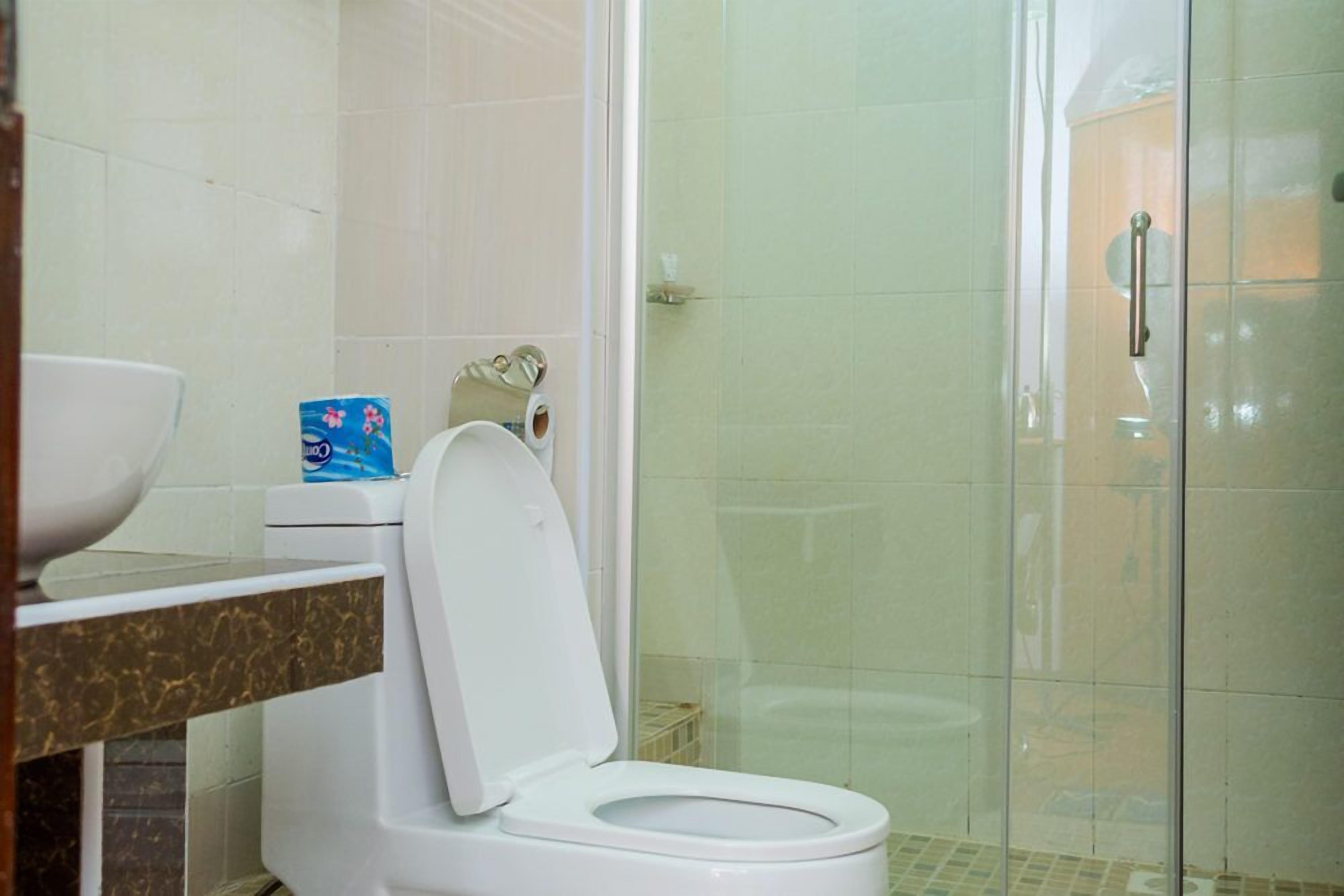 deluxe single room | bathroom | shower, rainfall showerhead, free toiletries, slippers