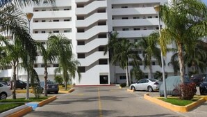 Un parking à étages doté d’une rampe centrale menant à un niveau inférieur.